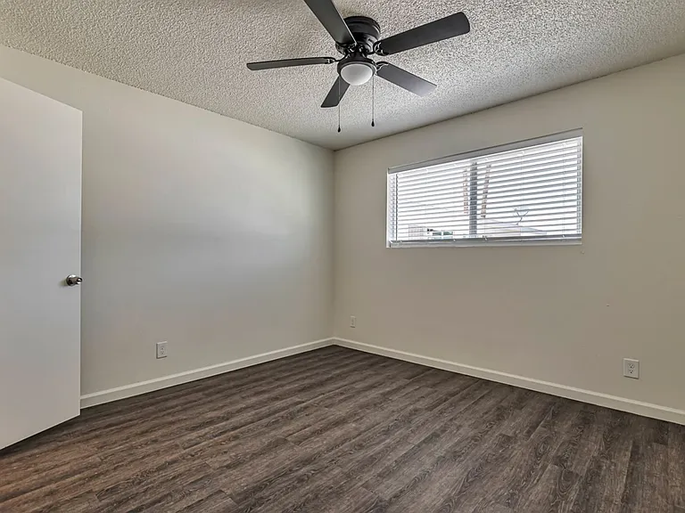 5927-5939 W Rose Ln #5947 — Photo 12