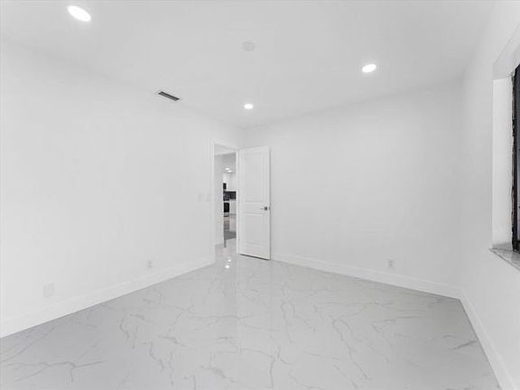 5th image of 210 Lochmore Rd