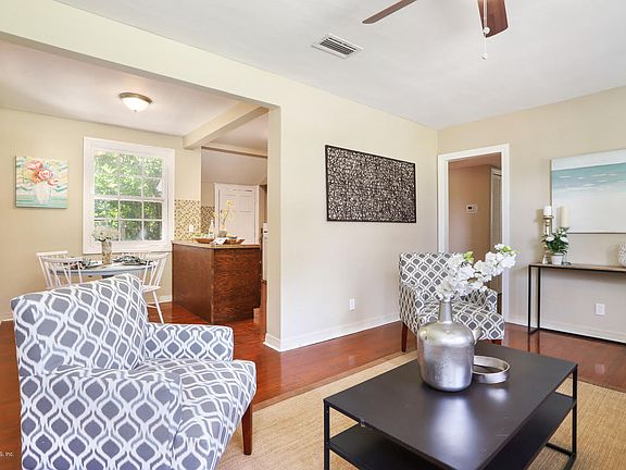 4th image of 9756 Macarthur Ct N