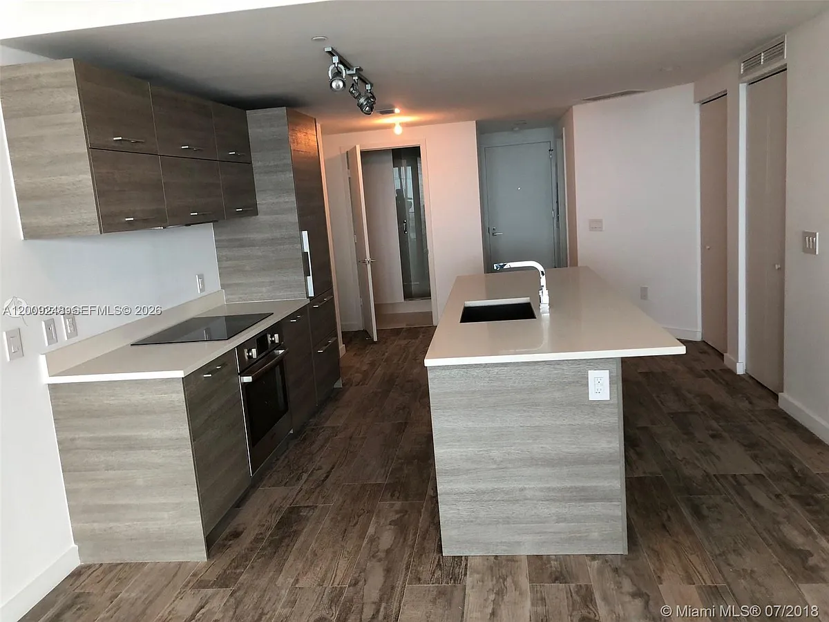 Building Photo - 650 NE 32nd St #4005