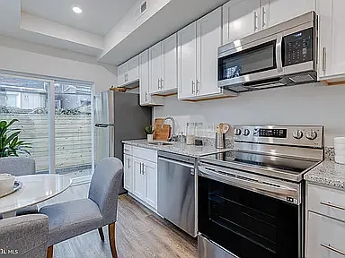 2224 Greenwich St — Photo 12