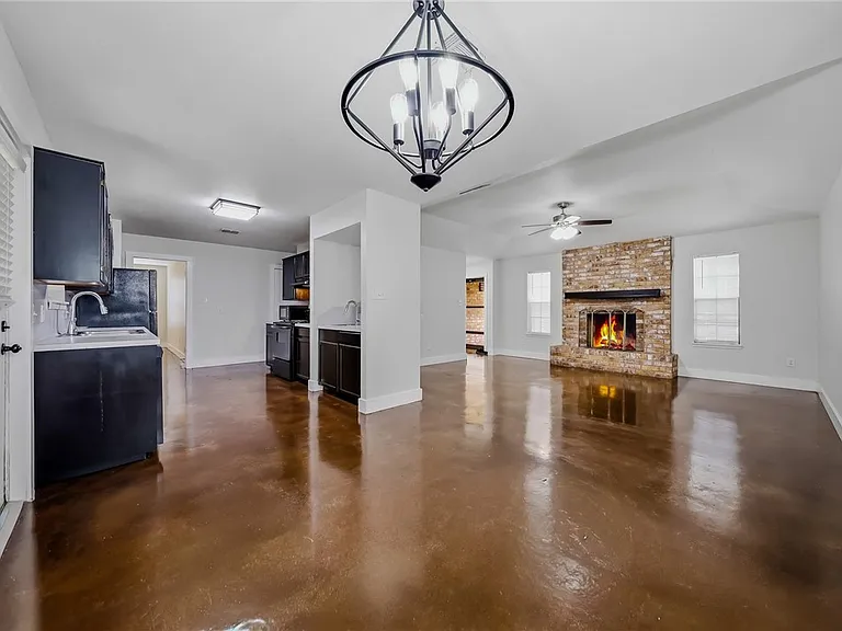 3029 Twin Creek Dr — Photo 2