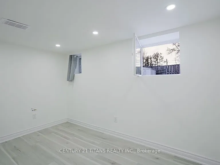 114 Benjamin Blvd #BASEMENT — Photo 9