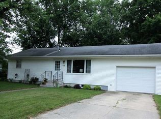 1135 N 3rd St, Manchester, IA 52057