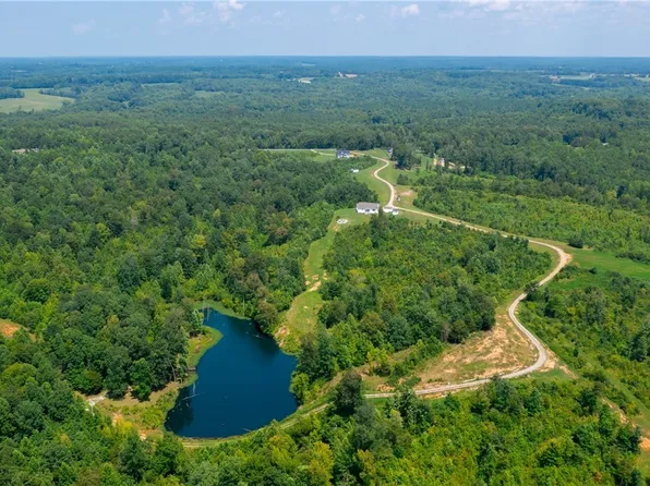 2092 Leigh Mountain Rd, Green Bay, VA 23942