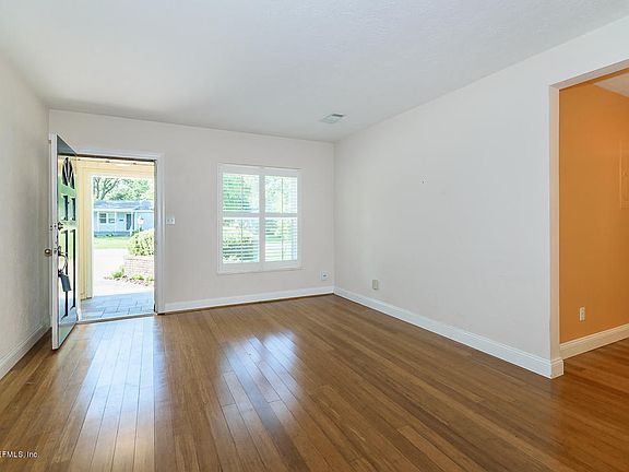 5th image of 1955 Lakewood Cir N