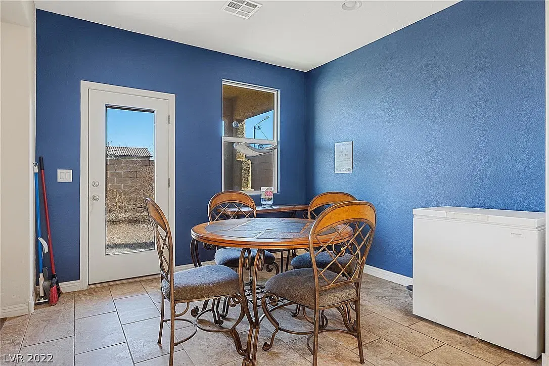 3 bed, 1935 sqft, $2,499 — Photo 3