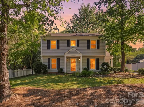 320 Sunnywood Ln, Charlotte, NC 28270