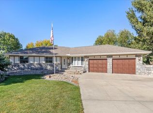 206 Ridgewood Dr, Council Bluffs, IA 51503