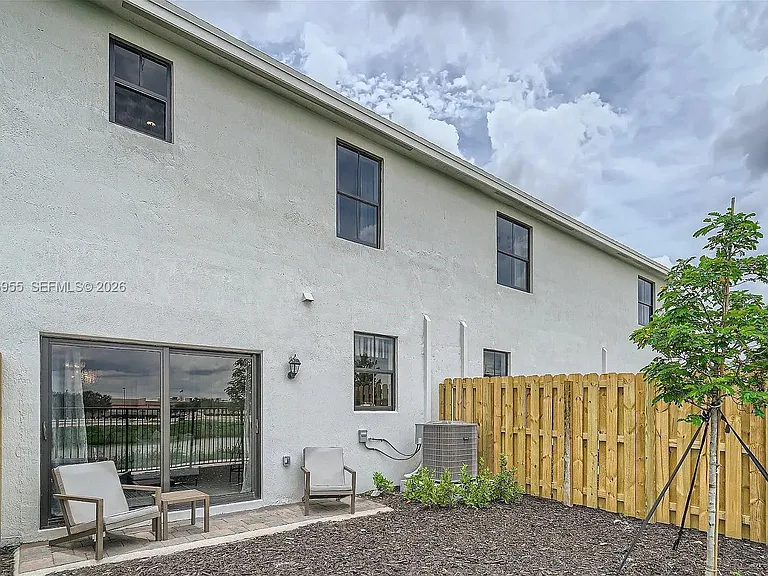 450 NE 12th St — Photo 24