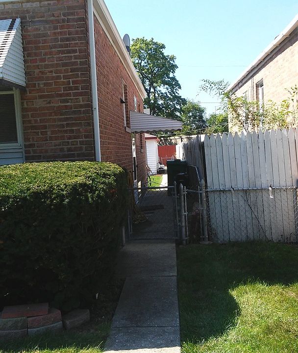 2nd image of 722 Balmoral Ave