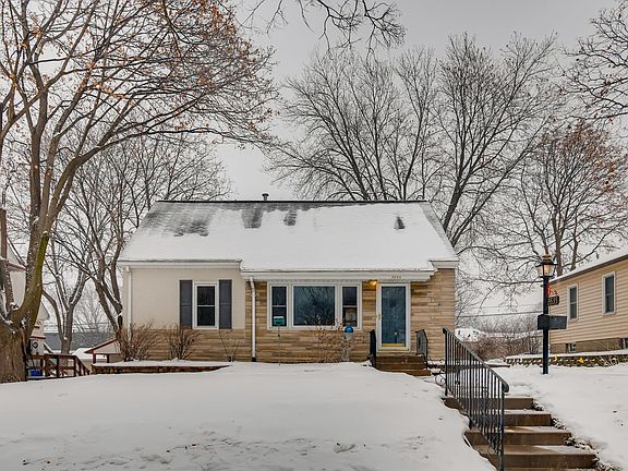 3rd image of 3535 Buchanan St NE