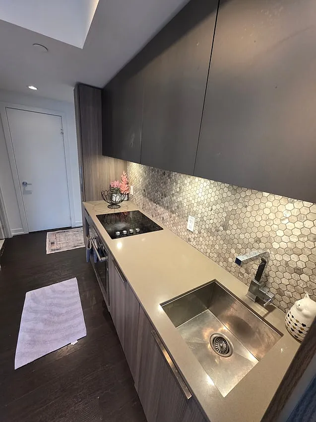 Flex Room with Balcony - Wood St & Church St — Photo 3