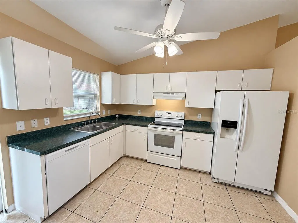 3 bed, 2.0 bath, 1376 sqft, $2,700 — Photo 4