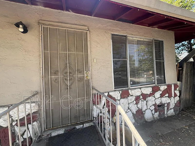 4 bed, 2.0 bath, 1248 sqft, $2,300 — Photo 2