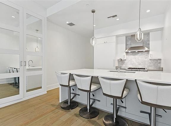 5th image of 425 Notre Dame St APT 410
