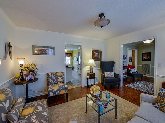 5th image of 835 Jennifer Dr E