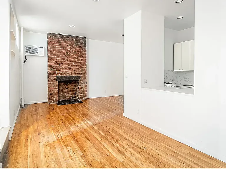 222 W 16th St #1S — Photo 1