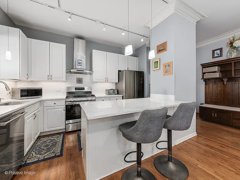 2735 N Kenmore Ave #2 — Photo 5