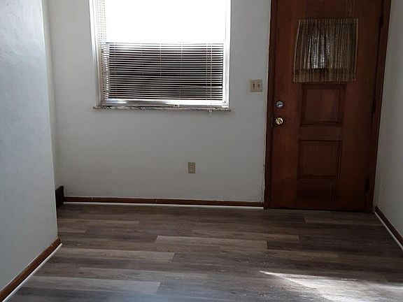 801 8th St 1B livingroom_08222019