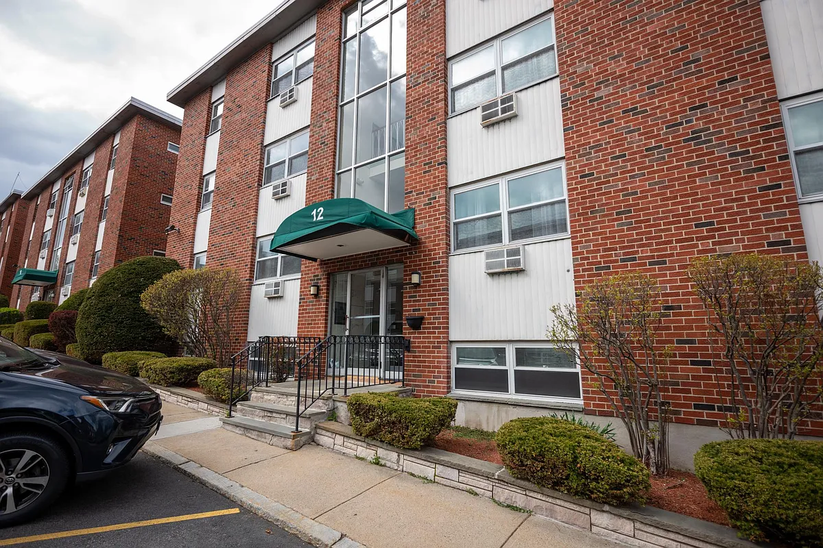 Photo 1 of 12 - 12 Commonwealth Ct #5 - Brighton, MA Primary Photo - 12 Commonwealth Ct #5