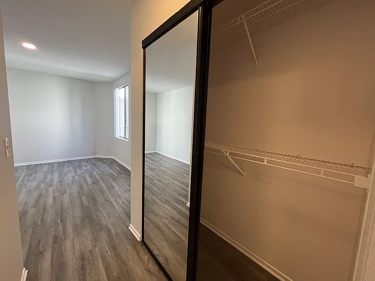 5235 Kester Ave — Photo 72