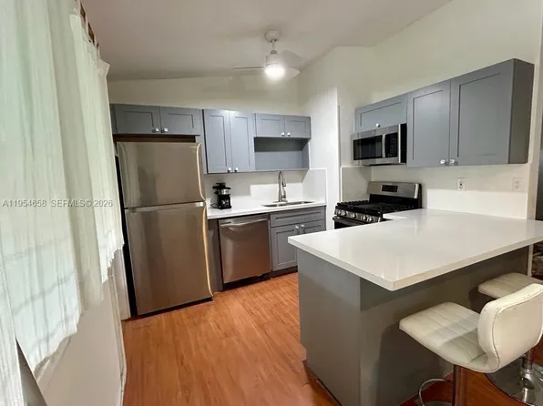 1080 98th St APT 10, Bay Harbor Islands, FL 33154