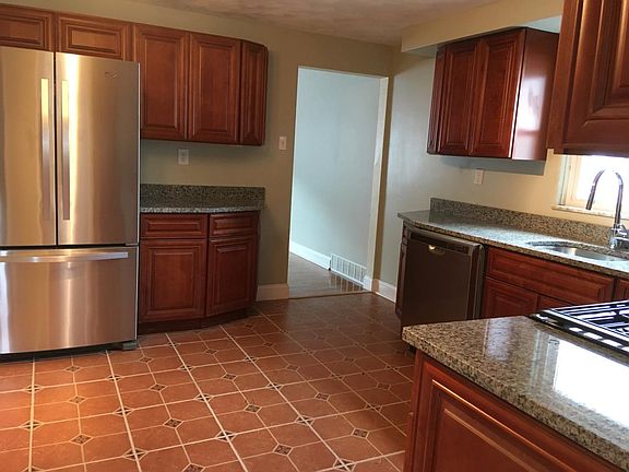 Kitchen - new appliances, cabinets, and tile!