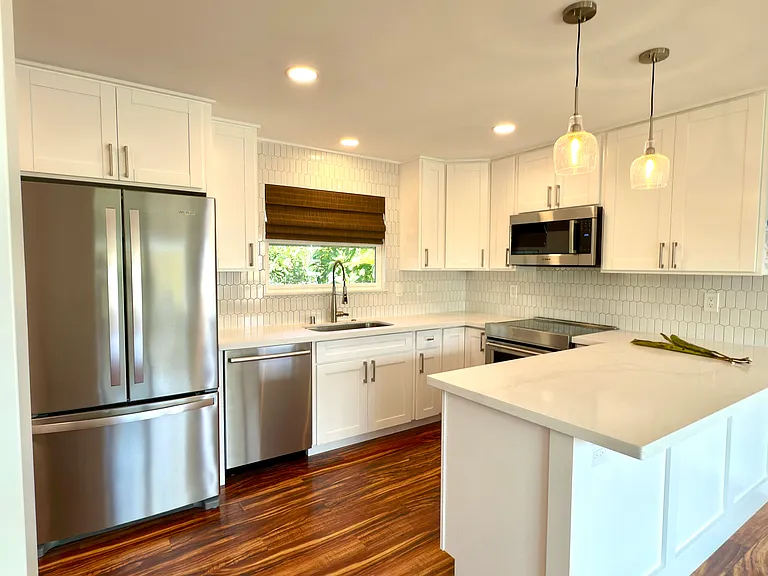 Kitchen: fridge, dishwasher, disposal, range/oven and microwave