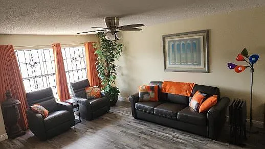 3 bed, 2.0 bath, 1194 sqft, $4,000 — Photo 2