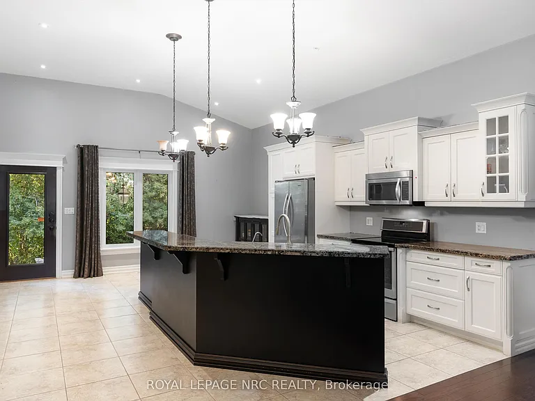 7 Sapphire Ct N — Photo 3