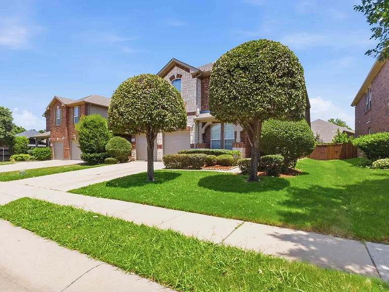 807 Clear Water Dr — Photo 1