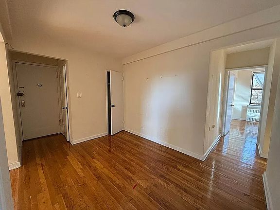 3rd image of 141-30 Pershing Cres #H5