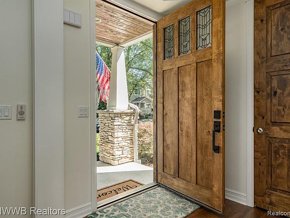 4th image of 608 Emmons Ave