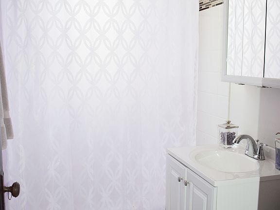 5th image of 3839-45 N Greenview Ave #41-20E