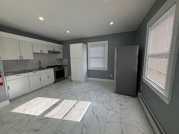 3rd image of 225 E 19th St #2