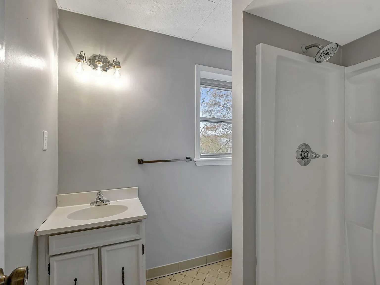 4 bed, 2247 sqft, $2,400 — Photo 4