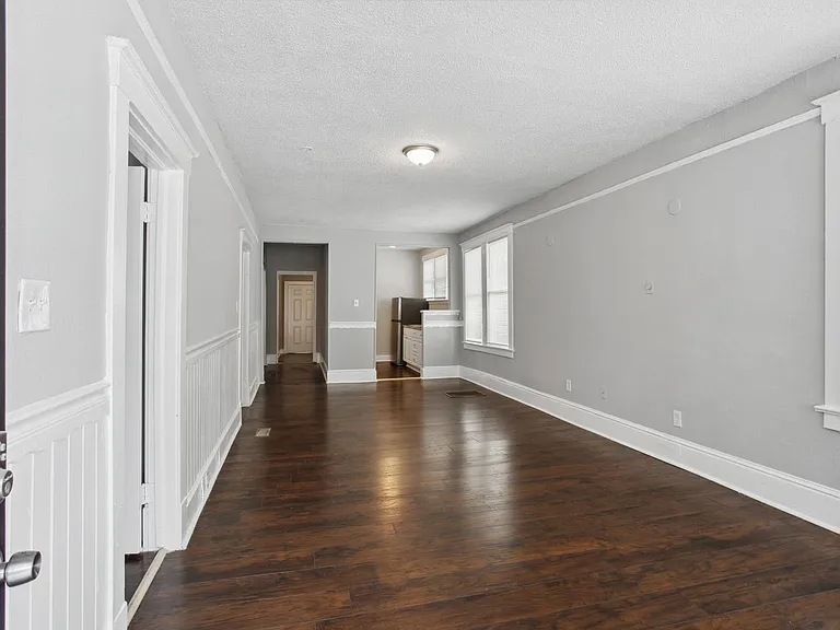 923 W Victory Dr — Photo 1