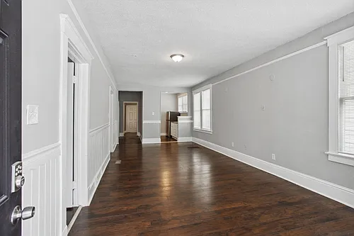 923 W Victory Dr Photo 1