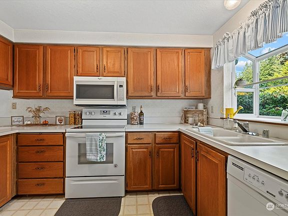 3rd image of 8405 55th Avenue NE #16