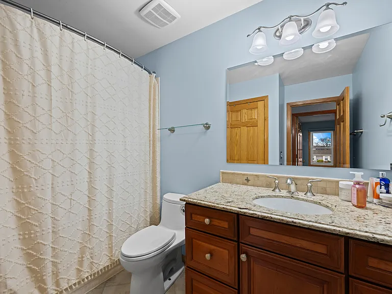 1040 Hampton Hbr — Photo 7