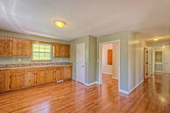 4th image of 275 Andover Dr