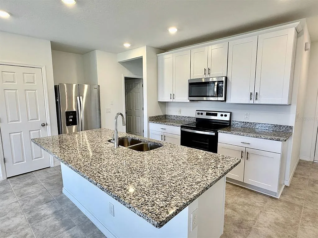 3 bed, 2.5 bath, 1560 sqft, $2,200 — Photo 4