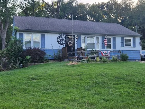 7075 Reynolds Ave, Kansas City, KS 66111
