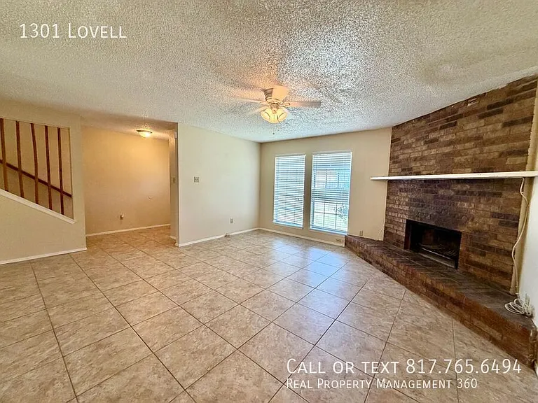 1301 Lovell Dr — Photo 2