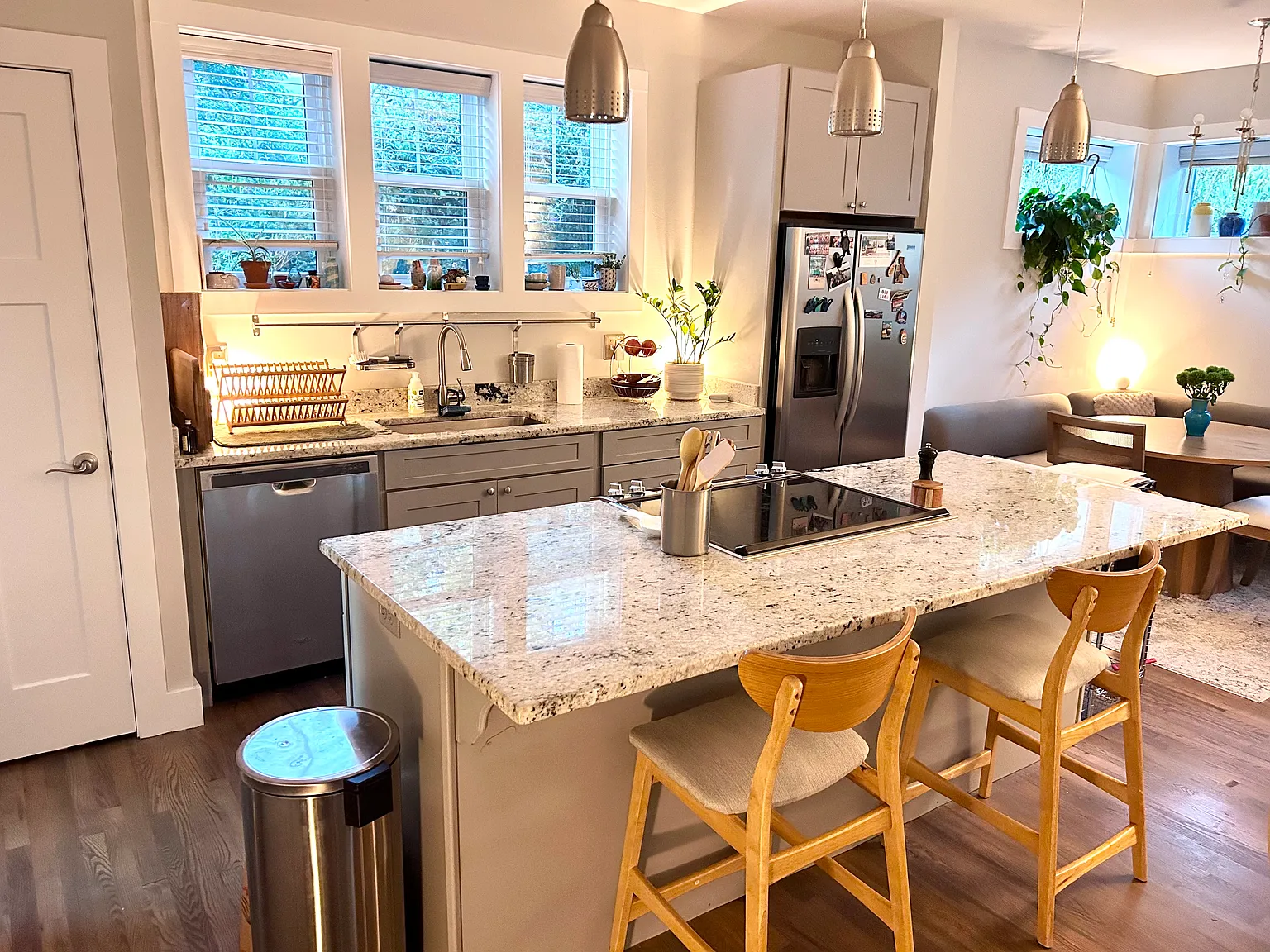 1 bed, 1.5 bath, 1001 sqft, $1,100 — Photo 2