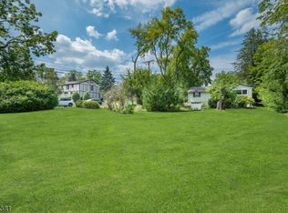 82 Old Rd, Livingston, NJ 07039