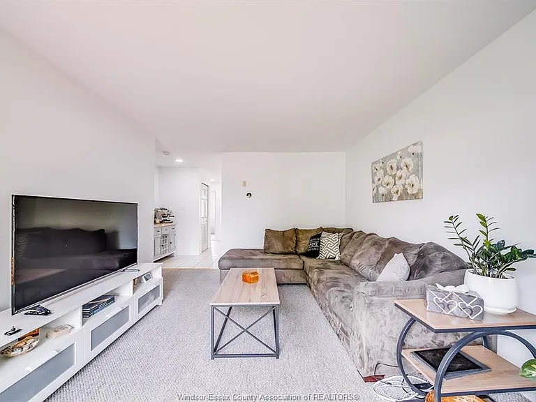 1425 Mickaila Cres — Photo 15