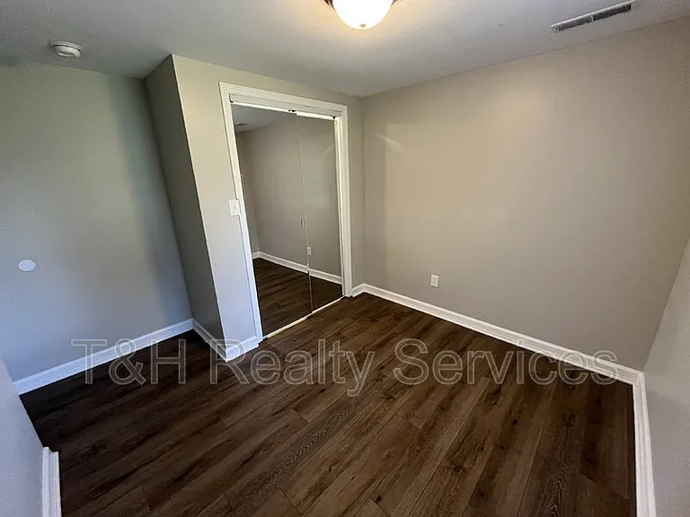 611 N Waldemere Ave — Photo 9