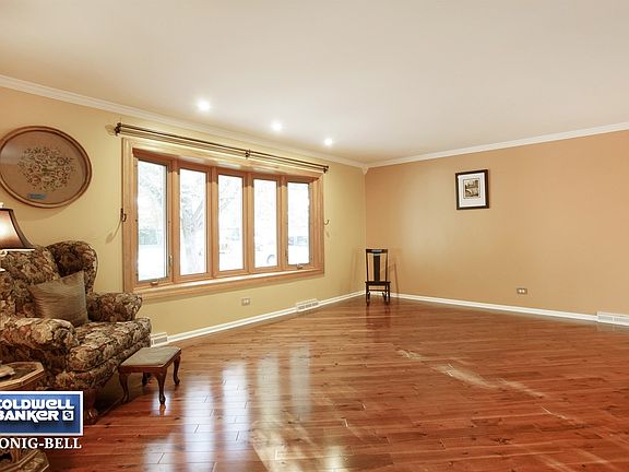 216 Pinecroft Drive, Roselle, IL ~ Living Room